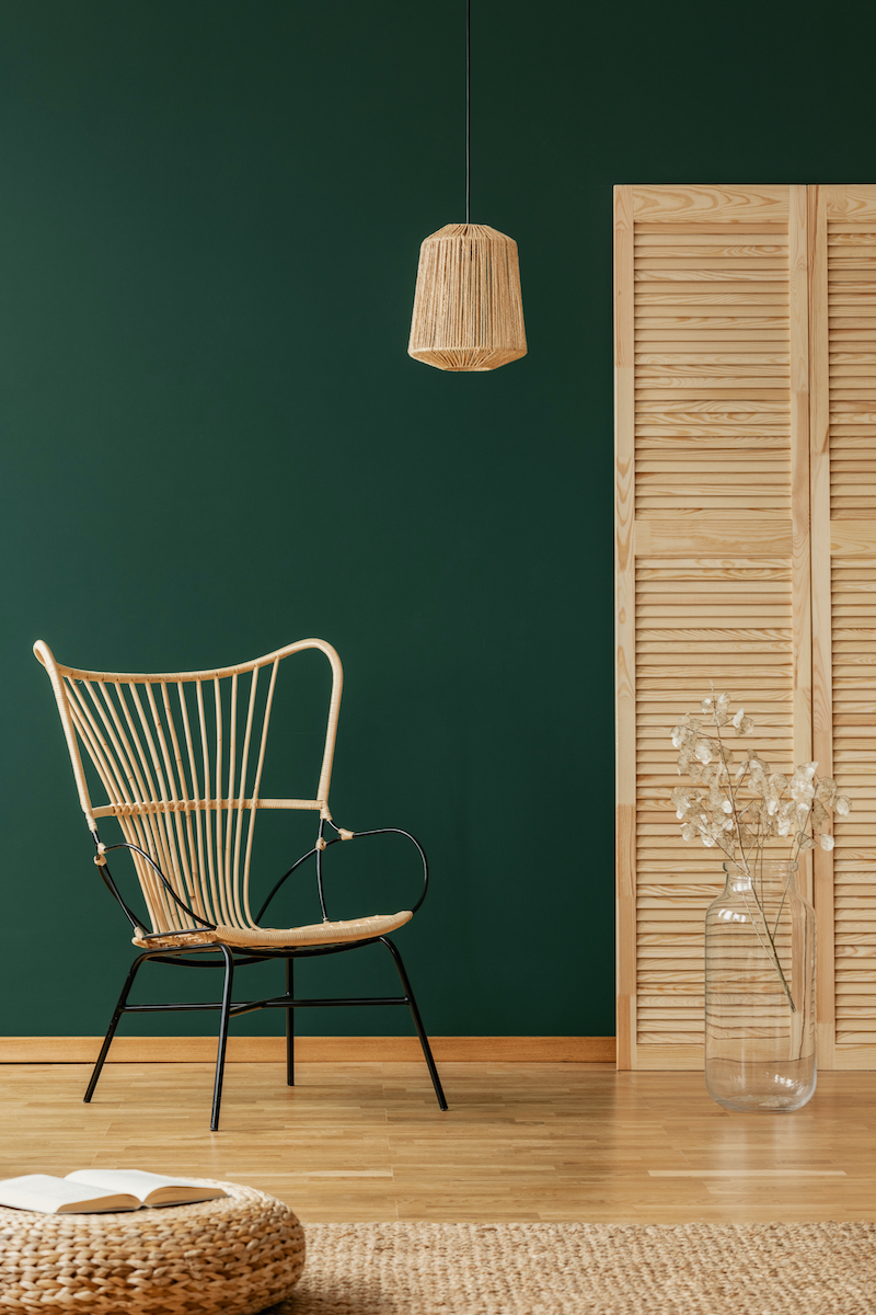 woonhome-groene-hanglamp-sfeerverlichting-gekleurde-muur-interieur-inspiratie-rotan-lamp-rotanstoel-stoel-1.jpg