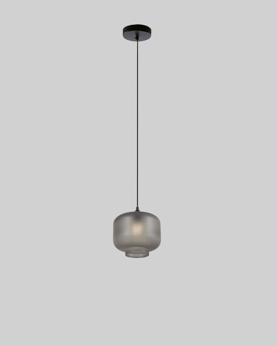 De plafondlamp Cristabel in grijs gerookt glas staat mooi in een modern of industrieel interieur. 