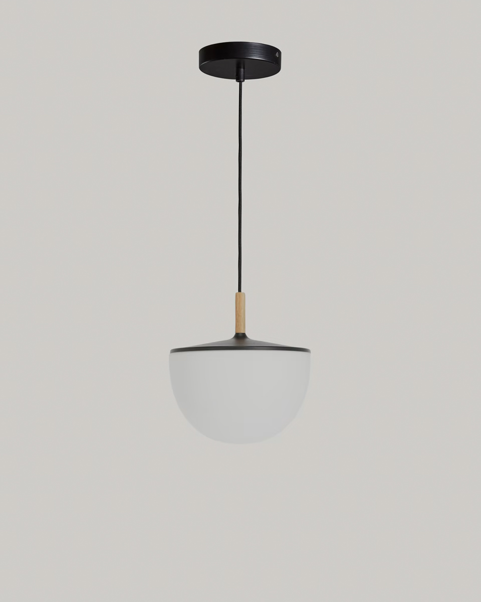 Deze minimalistische lamp valt op door de mooi gevormde lampenkap die wat weg heeft van een hazelnoot. De lamp staat prachtig in een moderne Scandinavische eetkamer. 