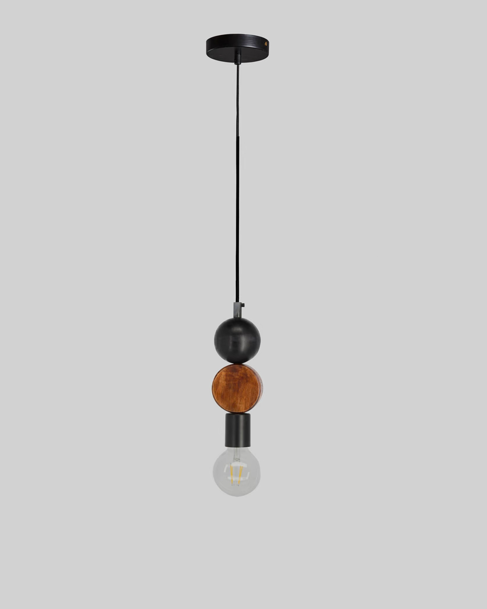 Het snoer van deze hanglamp bevat houten kralen bestaande uit een bal en een schrijf. Zo heb je een mooie kettinglamp boven je eettafel. 