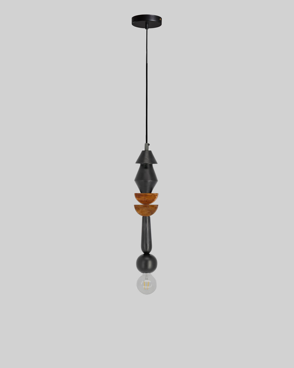 Deze hanglamp bestaat uit blokjes halve cirkels gemaakt van massief mangohout in het zwart en naturel houtkleur.