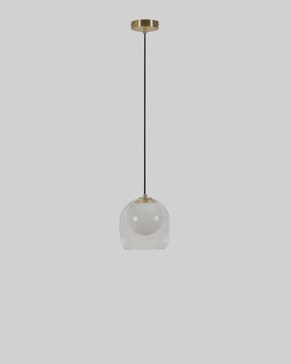 Een ware blikvanger boven de tafel: de Belkis. Deze hanglamp van glas met messing finish geeft glans boven de eettafel.