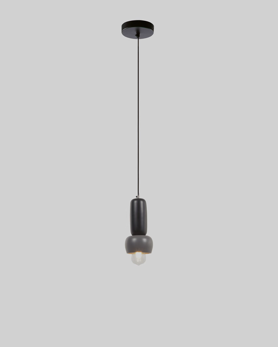 Mooie hanglamp met een abstract en kunstig ontwerp in zwart-grijs.