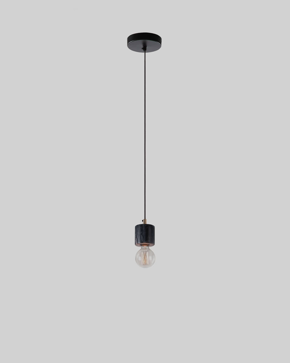 Hang een of meerdere hanglampen boven je tafel. Hang de lamp op verschillende hoogtes en met verschillende marmeren fittingen voor een speels geheel. 