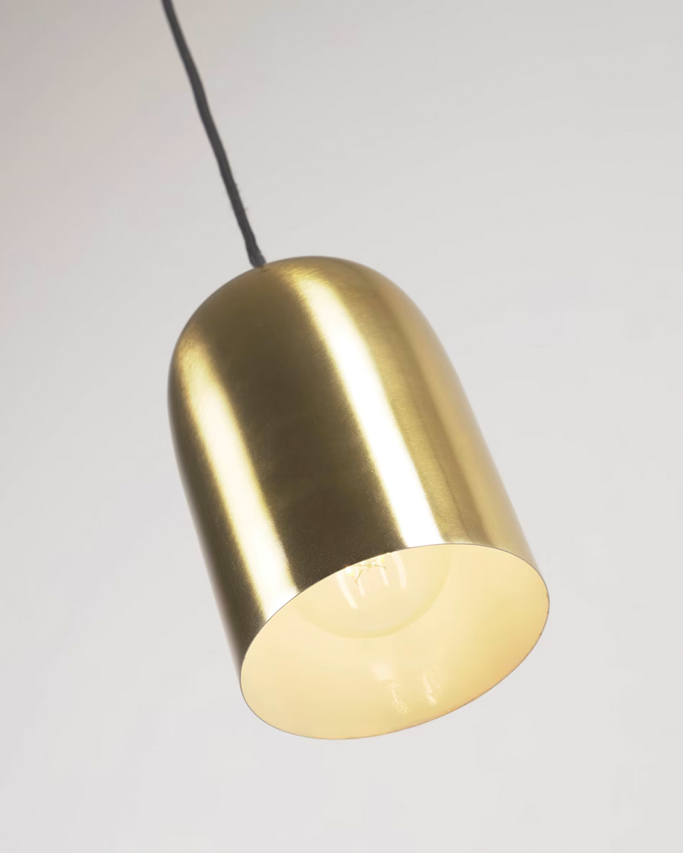 Mooi in detail Metalen plafondlamp met koperkleurige afwerking.