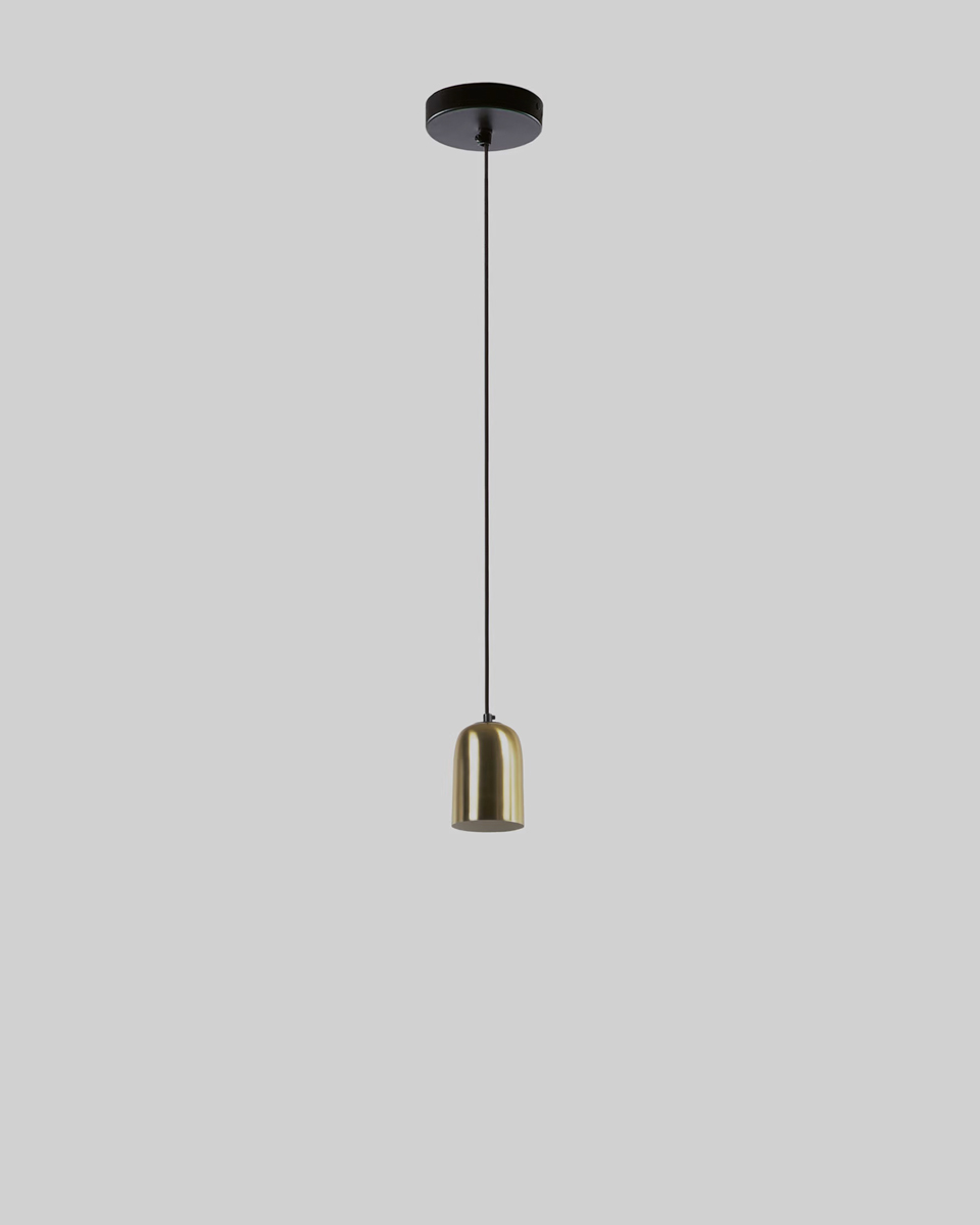 Deze koperkleurige-messing lamp straalt een en al luxe uit. Hang de messing hanglamp boven je eettafel of naast je bed voor een chique uitstraling. De metalen plafondlamp heeft een koperkleurige afwerking.