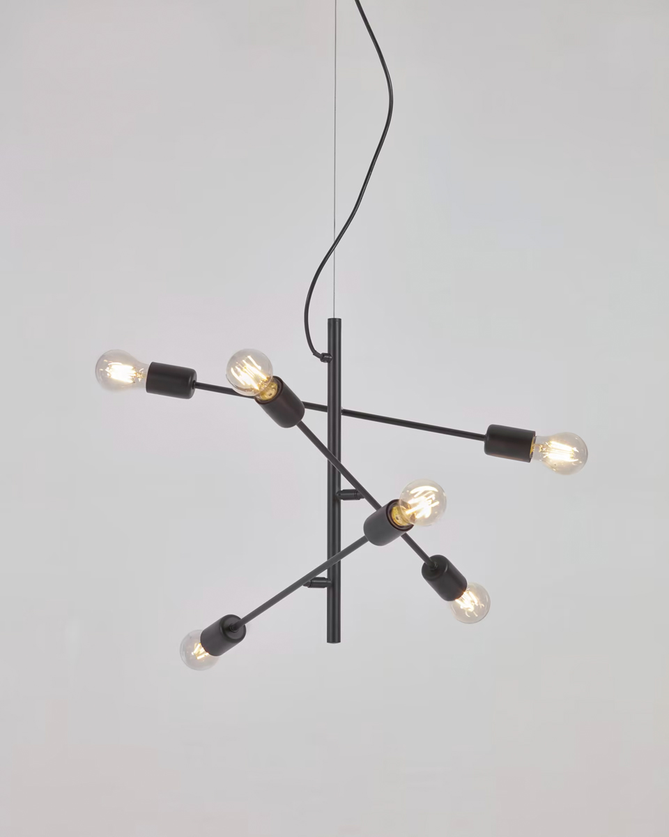 Zo’n hanglamp heb je nog nooit gezien! De plafondlamp Spica is het unieke statement item voor je woonkamer. Zelfs de 6 lampen horen bij het trendy design van deze unieke metalen lamp.
