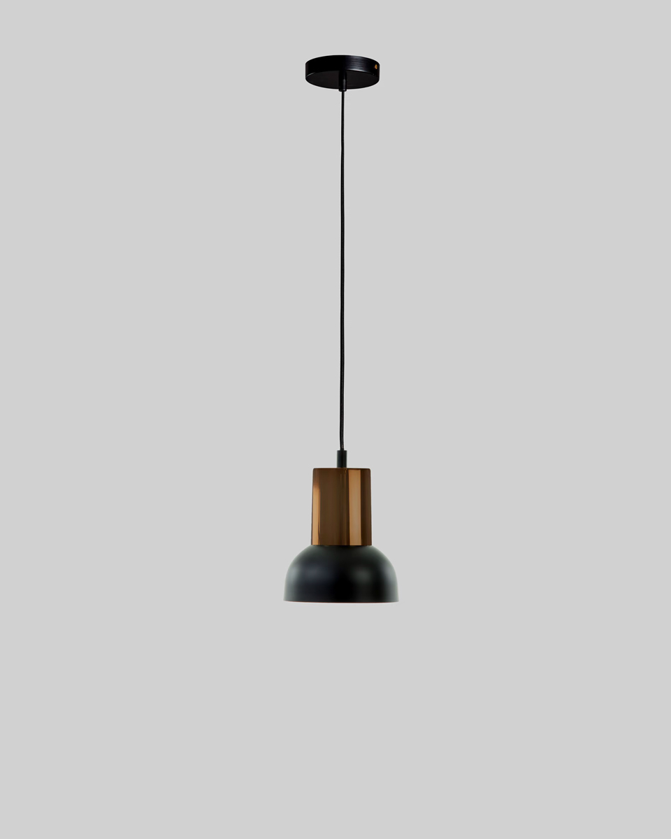 De metalen details van de design hanglamp Amina geven de hanglamp een stijlvolle uitstraling. Leuk voor in de eetkamer of slaapkamer.