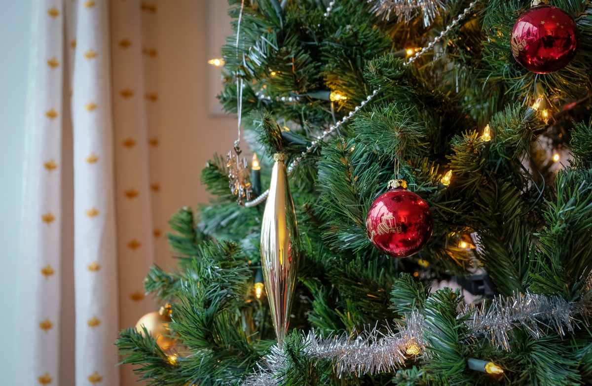 Stop op tijd met het volhangen van de boom. Dan ziet de kerstboom er nog echter uit.