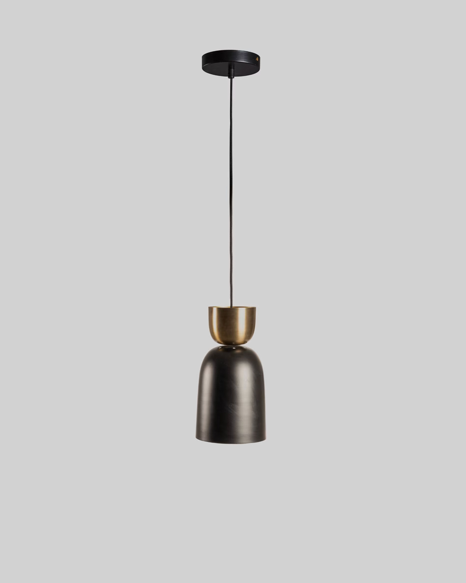 Stijlvolle hanglamp met een abstracte, speelse vorm. De metalen kap heeft een zwarte afwerking en messing finish.