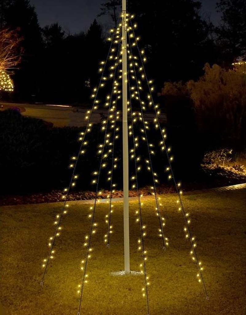 Creëer een kerstboom in de tuin met deze vlaggenmast verlichting.