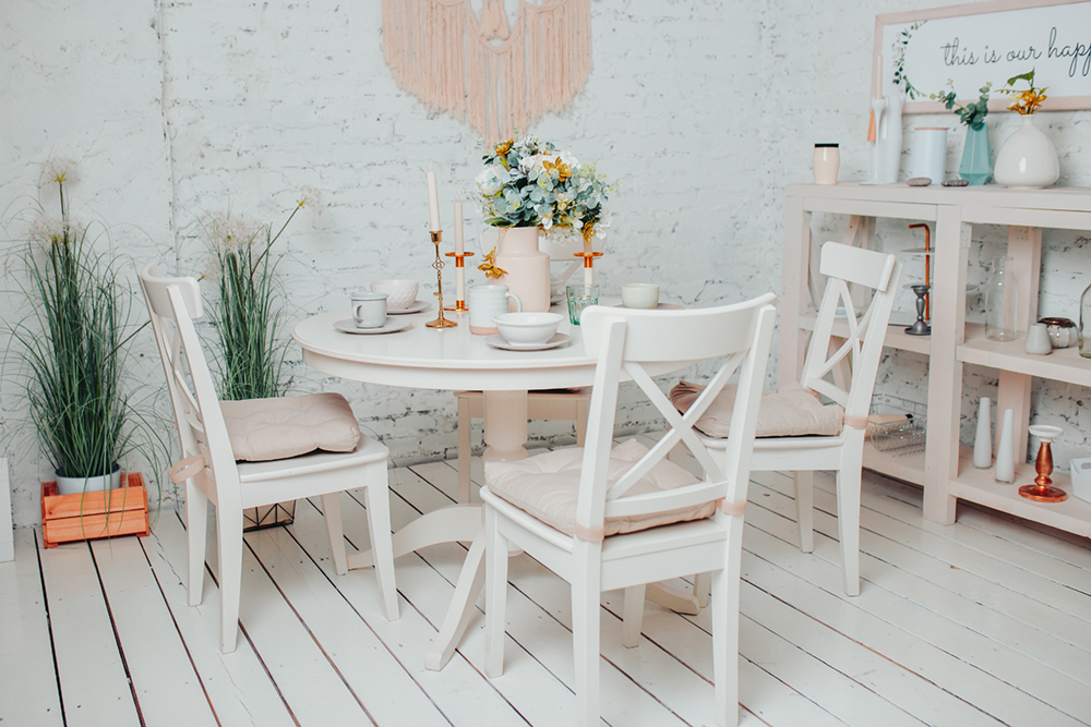 Aan een ronde tafel zit niemand aan de kop van de tafel, iedereen kijkt elkaar aan tijdens het eten. Zo voer je makkelijk een gezellig gesprek met elkaar. 