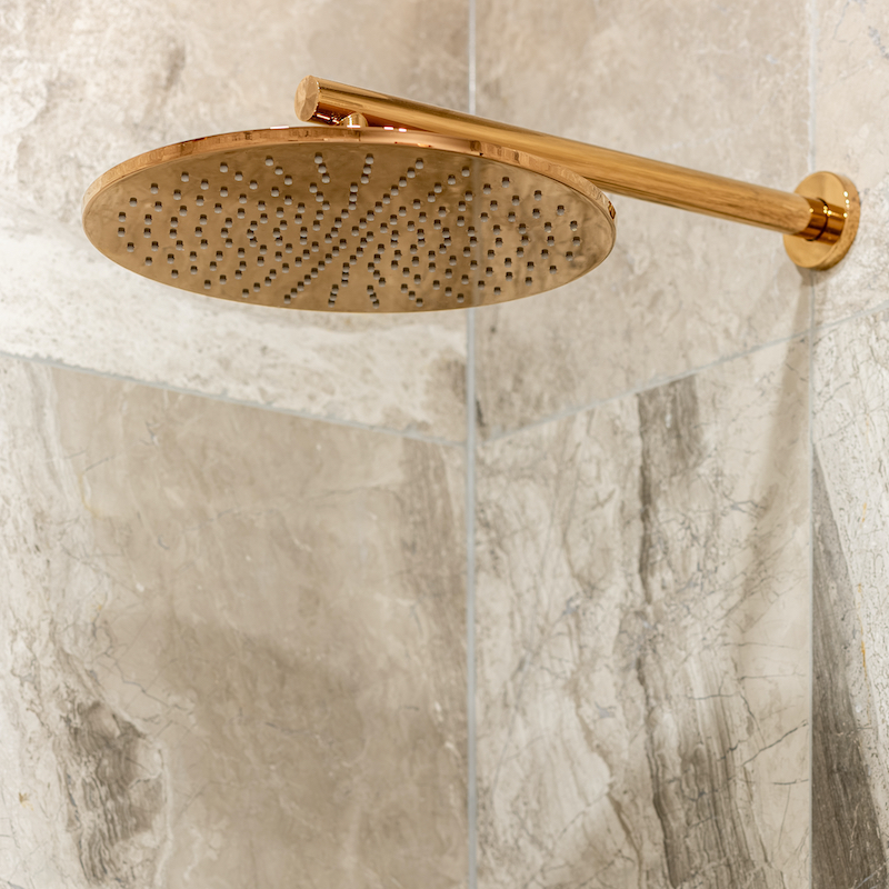 woonhome-marmer-gouden-messing-douche-douchekop-1.jpg