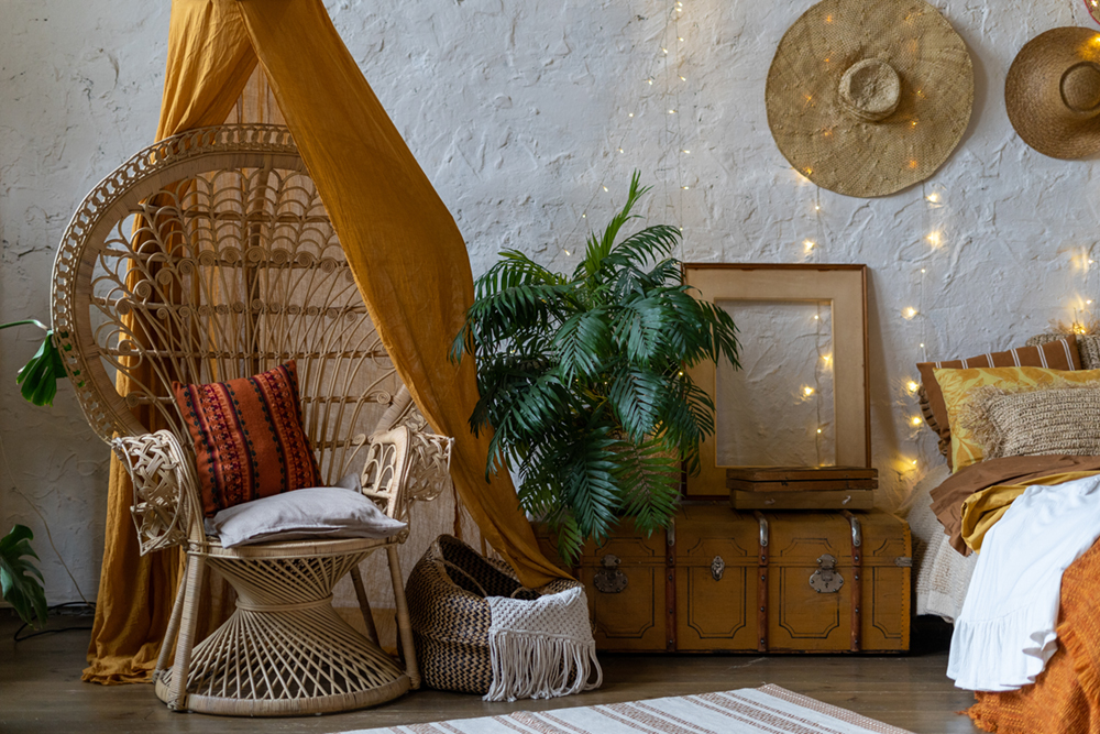 Een bohemien slaapkamer is pas af met rotan accenten en speelse decoratie. 