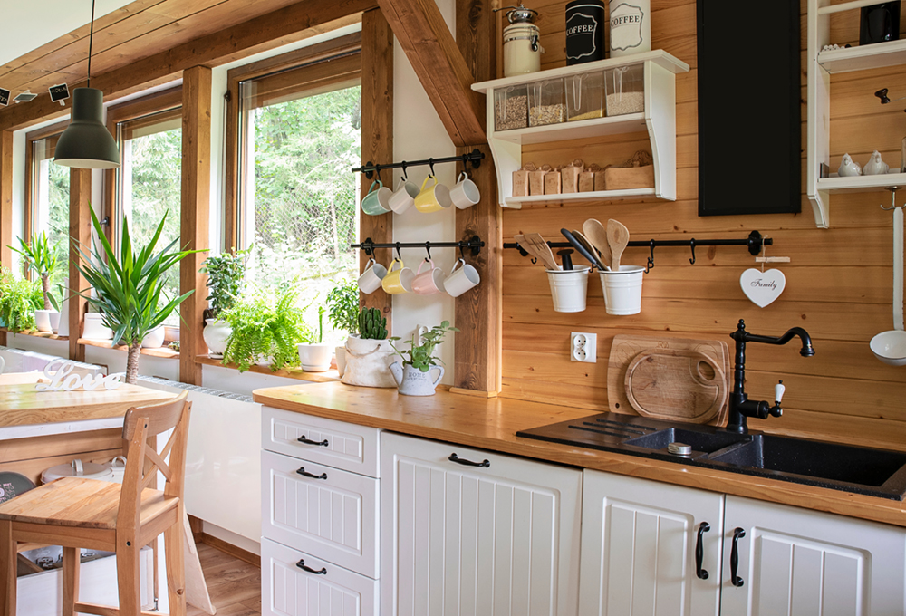 Bij een landelijk interieur voegen houten jaloezieën veel warmte en sfeer toe. 