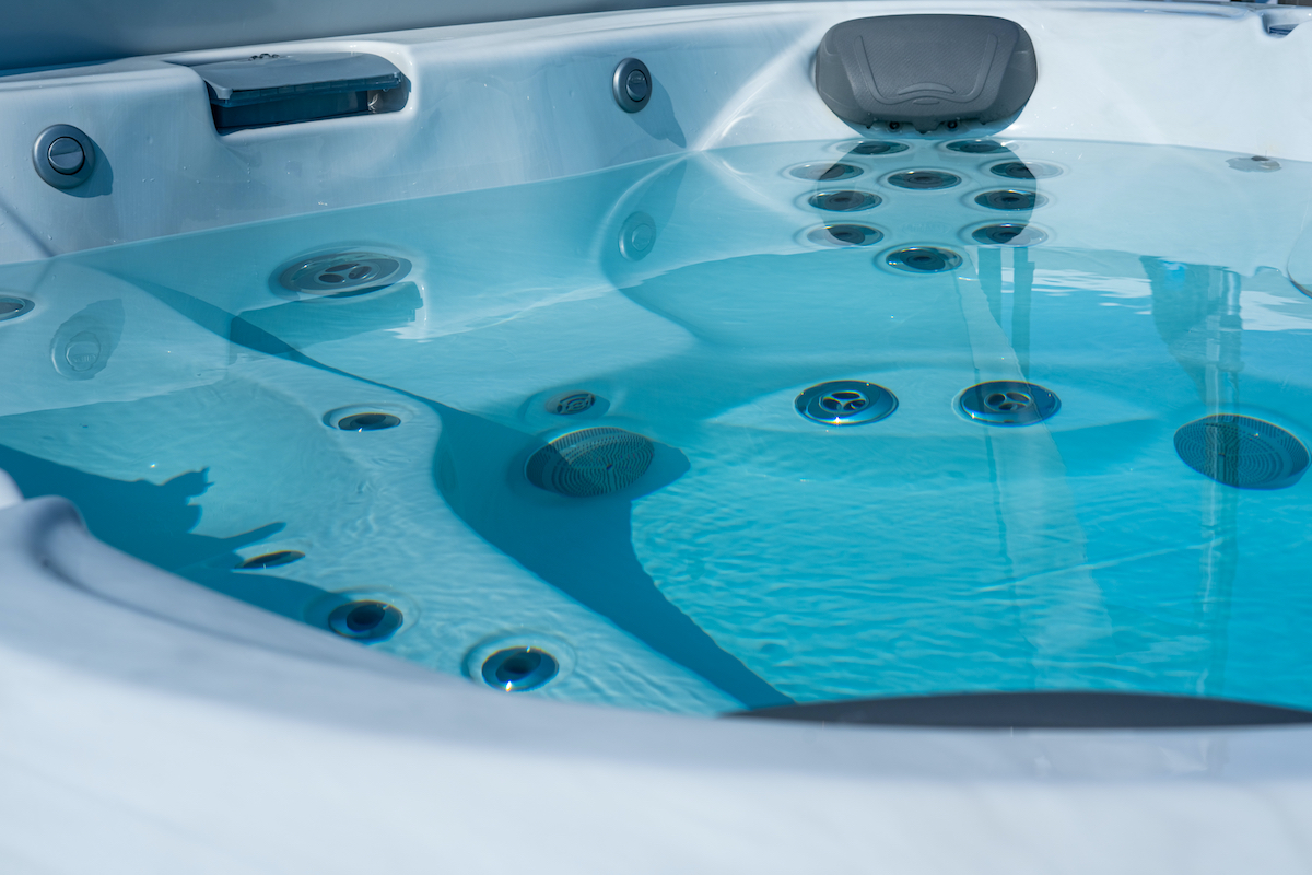 woonhome-jacuzzi-bubbelbad-spa-thuis-badkamer-inspiratie-2