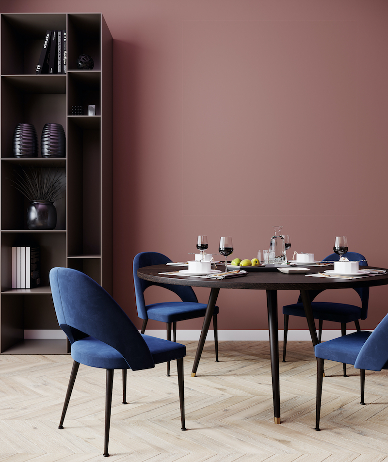 woonhome-ronde-eettafel-warme-muurkleur-eethoek-eetkamer-interieurtips-interieur-inspiratie-blauwe-velvet-stoelen-eetkamerstoelen-1.jpg