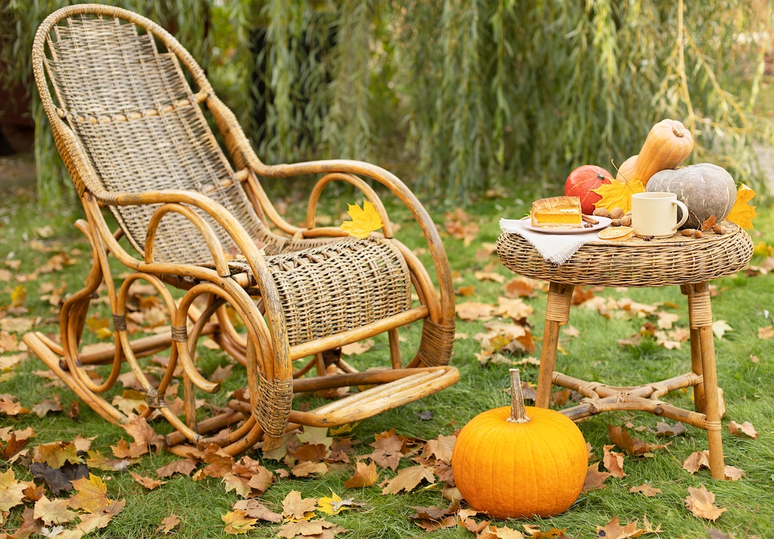 woonhome-tuinstoelen-schommelstoel-tuin-stoel-inspiratie-rieten-schommelstoel-herfst-2