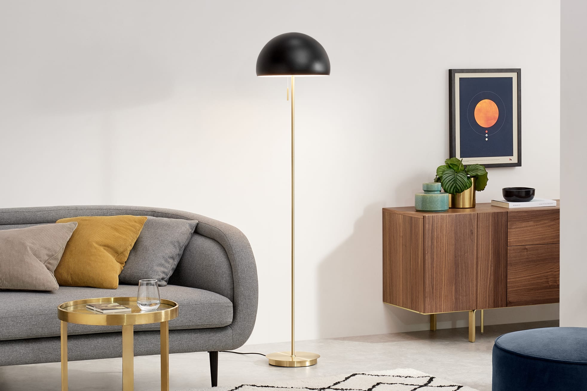 Hoe eenvoudiger des te beter voor een minimalistisch design. Deze staande lamp straalt eenvoud uit met een zwarte ronde lampenkap. De messing armatuur past er perfect bij.