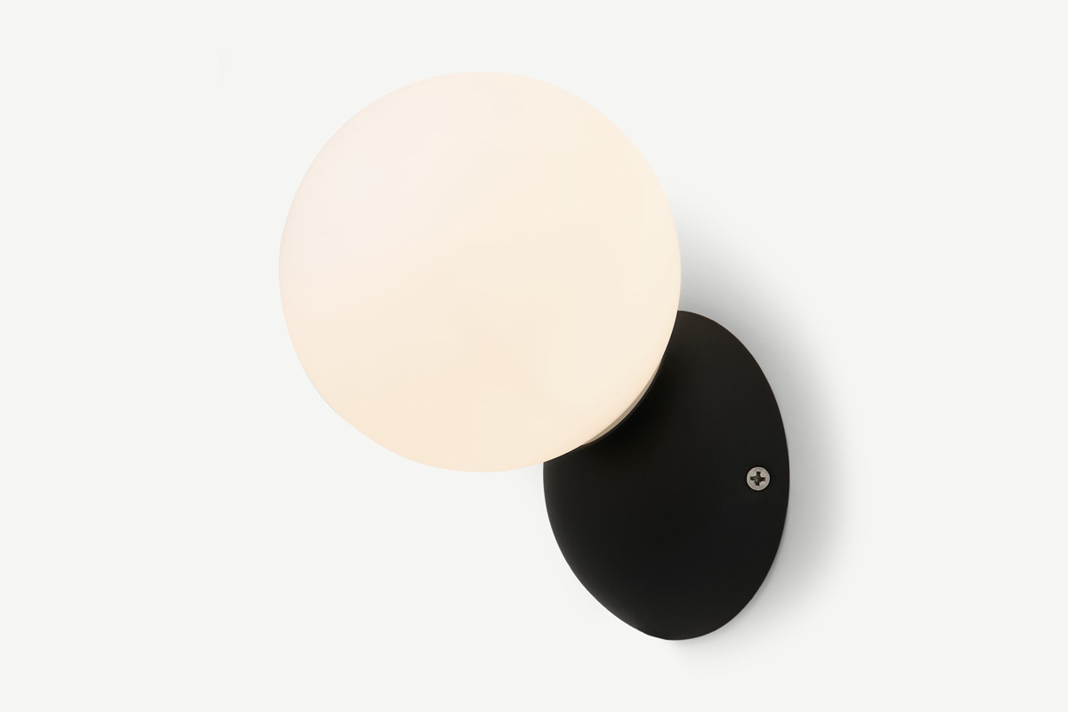 Ga voor strak design in je tuin met deze zwarte tuinlamp voor aan de muur.