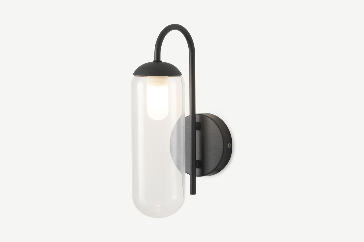 Ga voor een chique tuinlamp met deze zwart muurlamp heeft een gebogen arm en grote glazen bol.