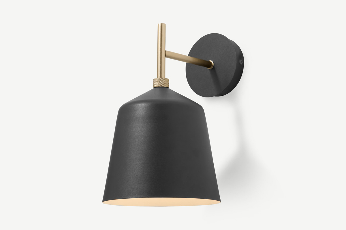 Verfijnd chic. Deze zwarte wandlamp voor buiten zou je ook zo binnen willen ophangen.