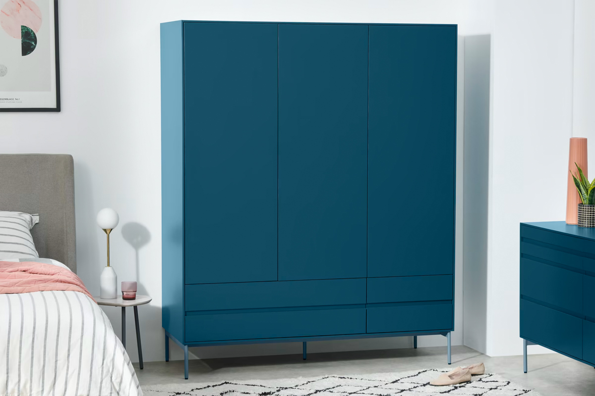 Saffierblauw: dat is een toffe kleur voor in de slaapkamer. De minimalistische kledingkast heeft mooi weggewerkte handgrepen en genoeg hangruimte voor jouw jurkjes. 