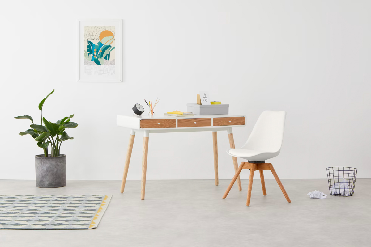 Je woonkamer krijgt een extra moderne look met de witte Thelma bureaustoel. Het ontwerp is minimalistisch met wit en hout, typisch Scandinavisch dus. 