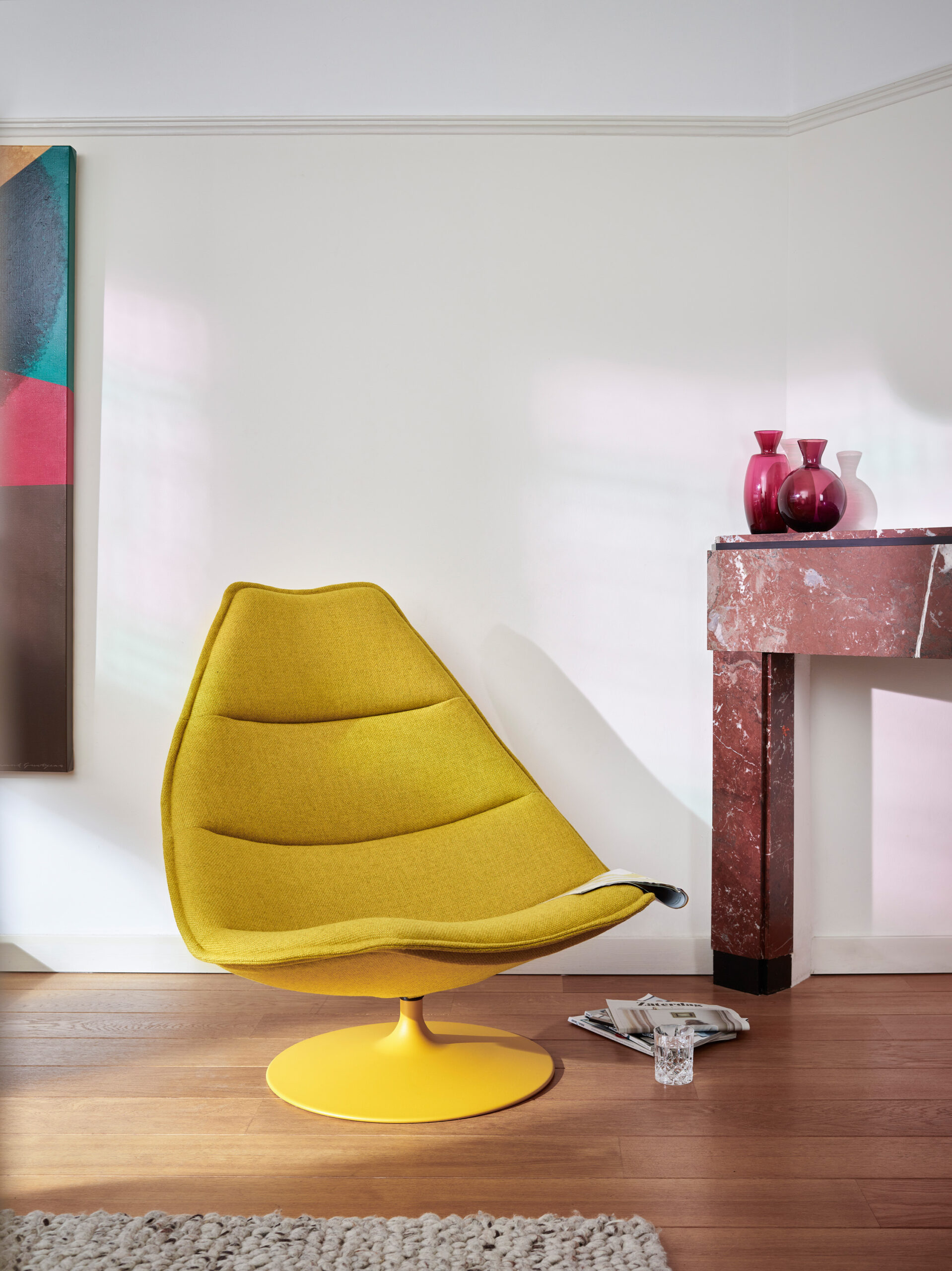 Ja het kan: geel! Een hele gele fauteuil van voet tot schelp. Deze Artifort F585 zit niet alleen heel lekker, hij vrolijkt de hele ruimte op. 