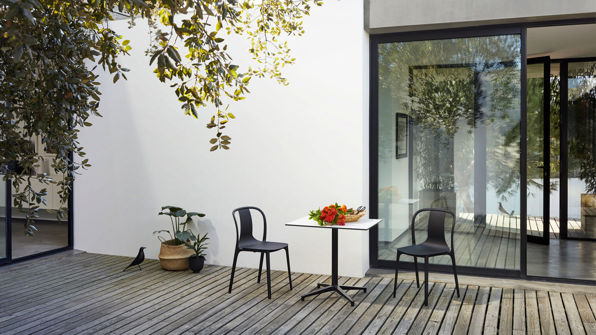 Deze zwarte terrasstoelen Belleville van Vitra geven een stijlvolle boost aan jouw terras en tuin.