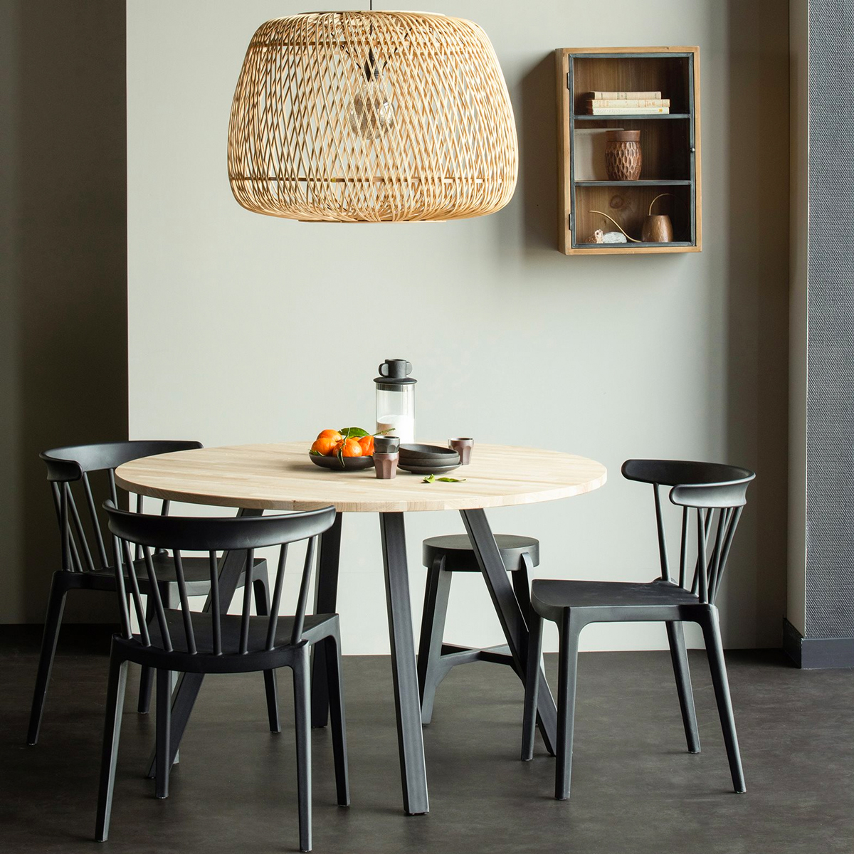 Zet je de stoelen binnen of buiten? Het kan allebei met deze design eetkamerstoelen Bliss van Woood.