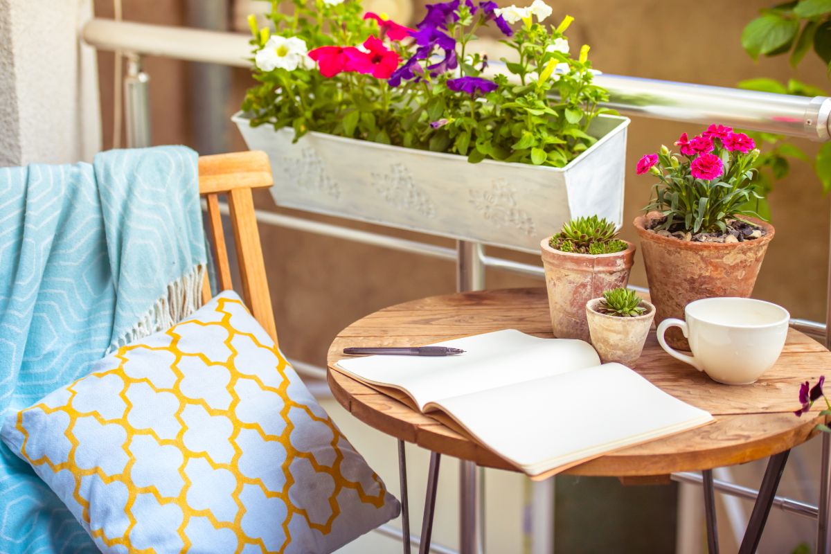 Een klein balkon leuk inrichten kan heel gemakkelijk door kussens en andere betaalbare accessoires toe te voegen.