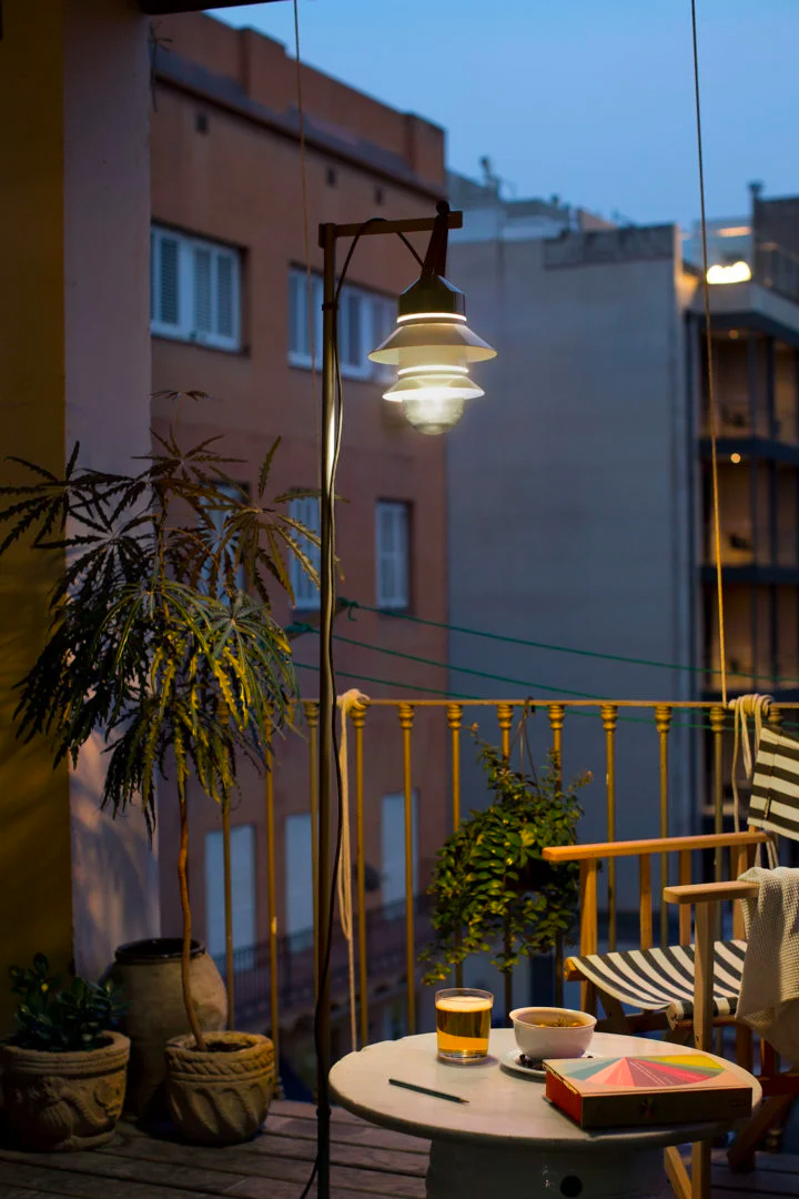 De Santorini Outdoor design hanglamp is van het Spaanse merk Marset. Hang de buitenhanglamp op aan een statief en je hebt een mooie staande lamp voor buiten.
