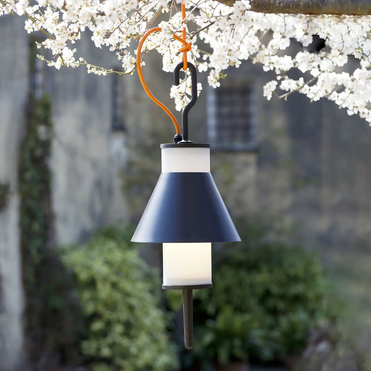 Deze draagbare hanglamp neem je overal mee naartoe en hang je op in elke boom.
