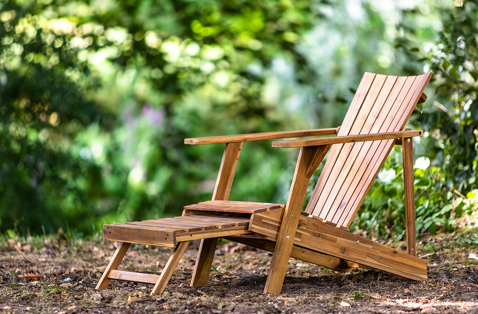 Geniet van de natuur en buitenlucht in deze houten ligstoel met robuuste look. De tuinstoel heeft brede armleuningen waar je van alles op kwijt kunt, een diepe zitting en een uitschuifbaar voetenbankje.