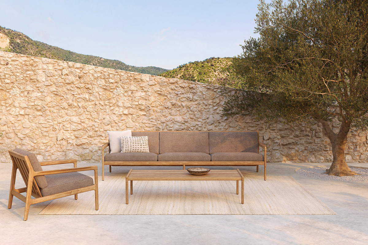 Creëer een Mediterrane outdoor sfeer met de Jack Outdoor fauteuil van het Belgische merk Ethnicraft.