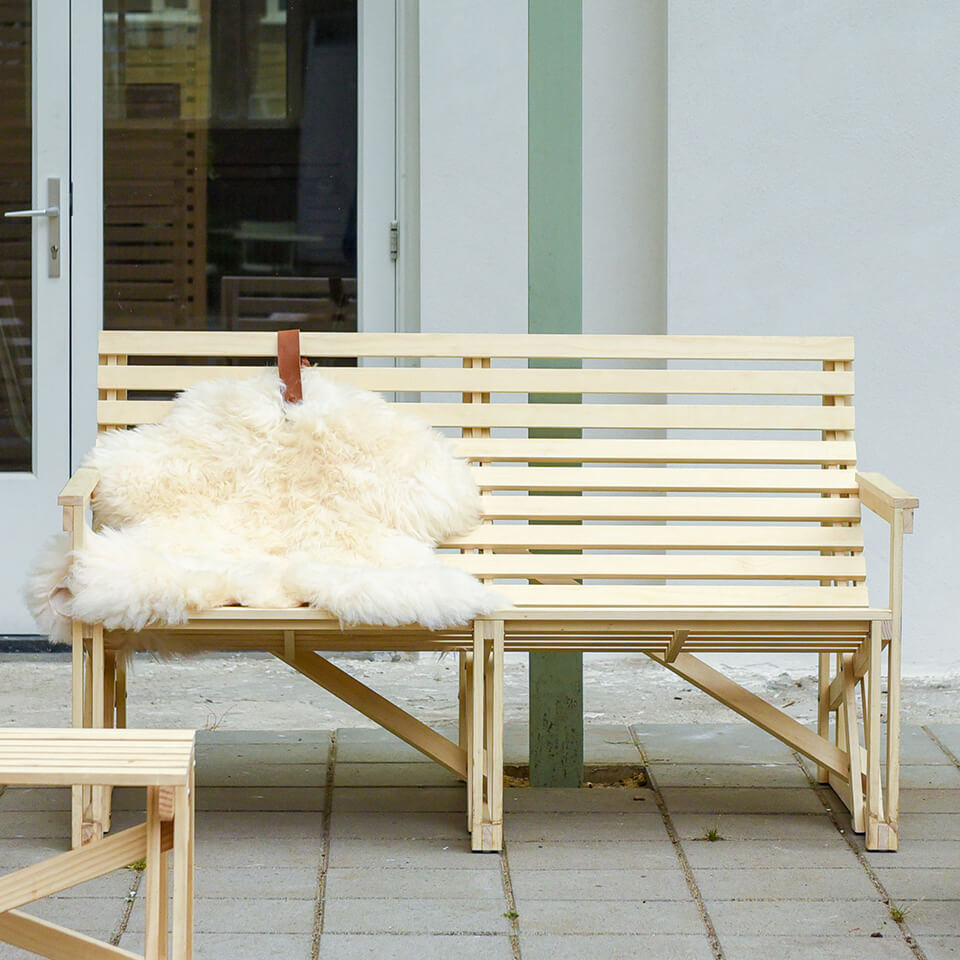 Creëer het perfecte outdoor gevoel en ga voor een chille zit op dit houten bankje met schapenvacht.