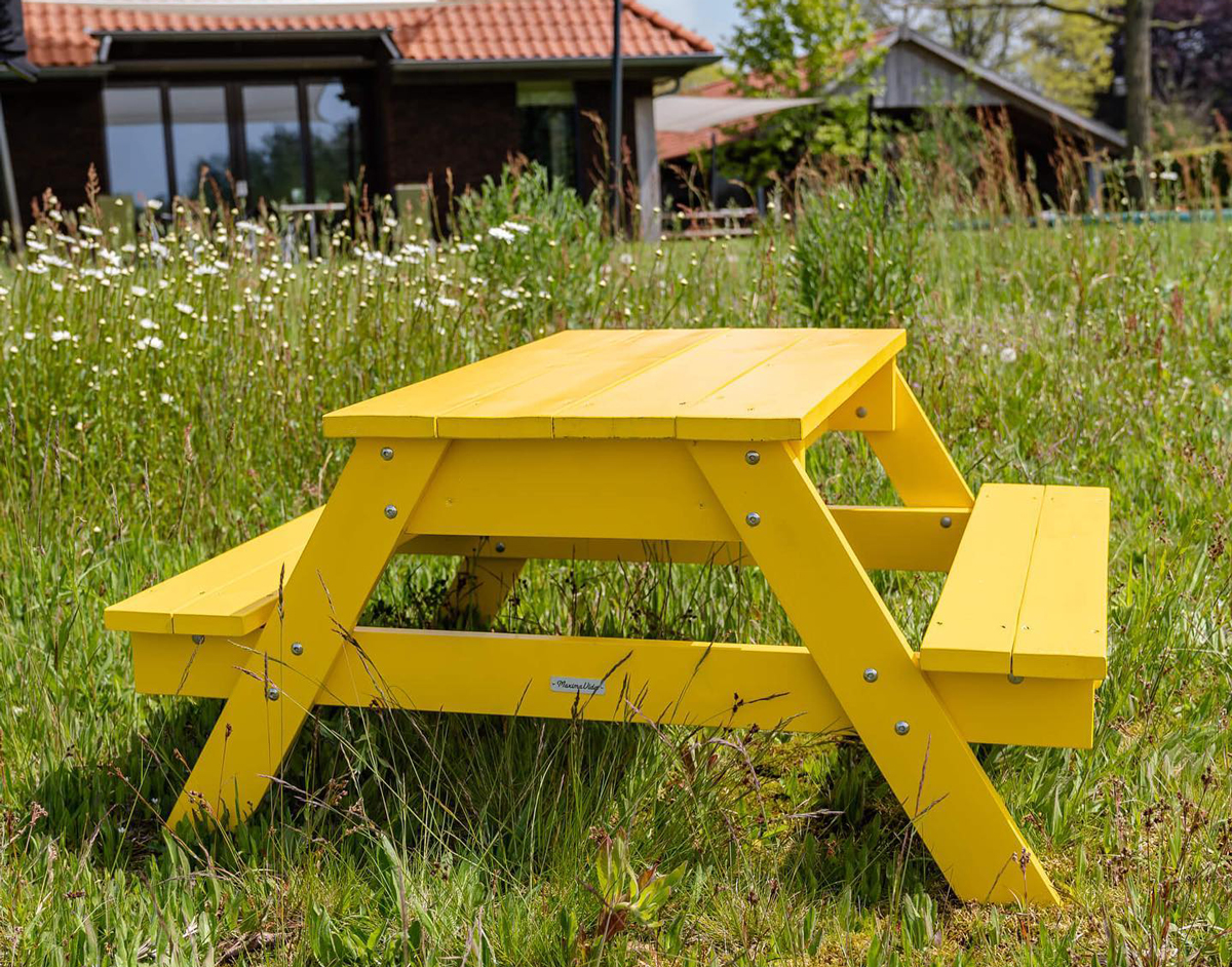 Ook voor de kids is er een mooie zitplek in de tuin te creëren. Met deze kinderpicknicktafel in het geel bijvoorbeeld.