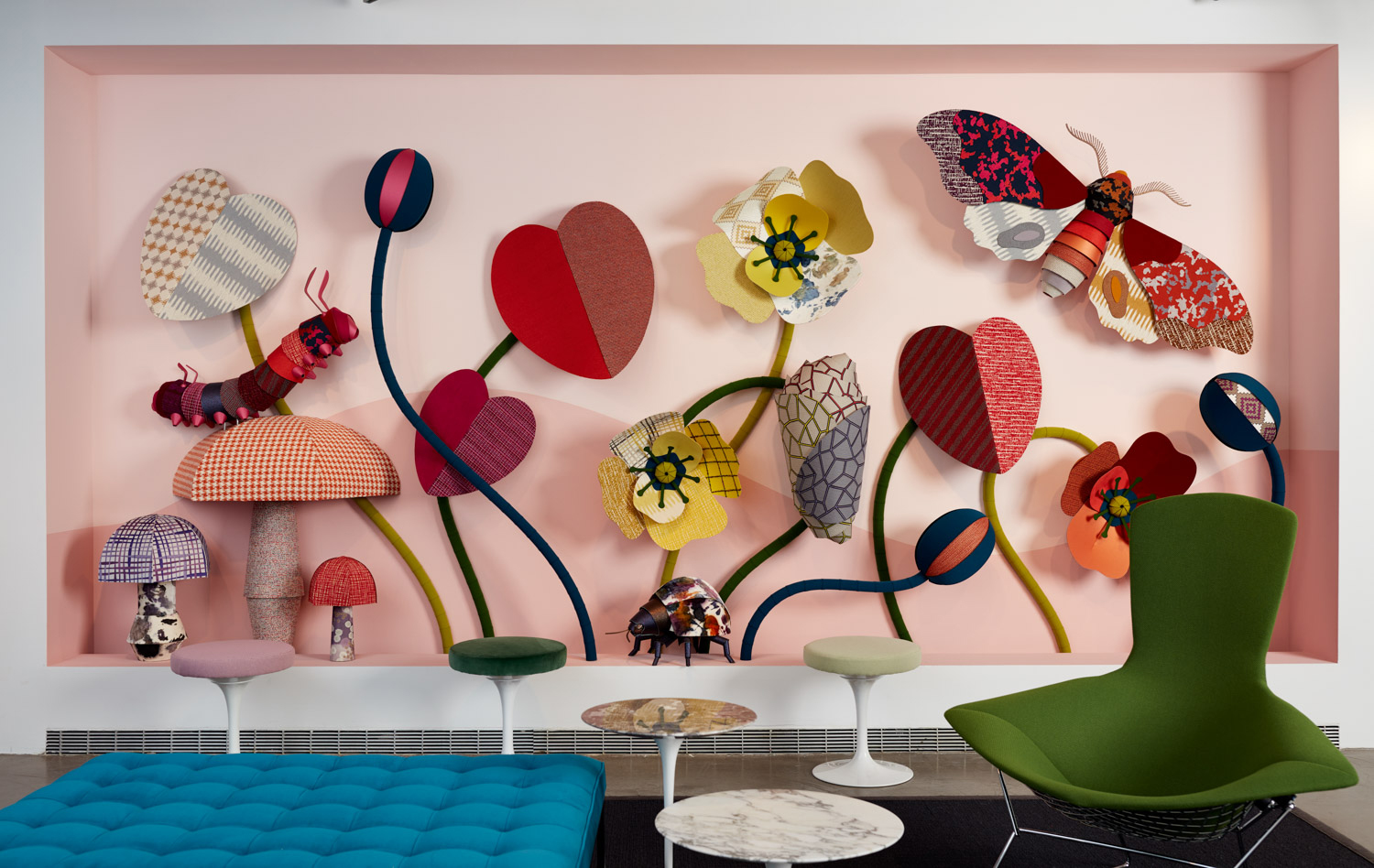 Eero Saarinen ontwierp voor Knoll Studio ook allerlei bijpassende meubels rondom de Tulip Eettafel. Van stoelen tot aan krukjes met vrolijk gekleurde zitvlakken.