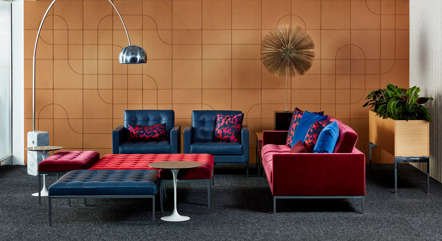 De gecapitonneerde kussens en de opvallende kleuren maken van de Florence Knoll Sofa een echte designicon. 