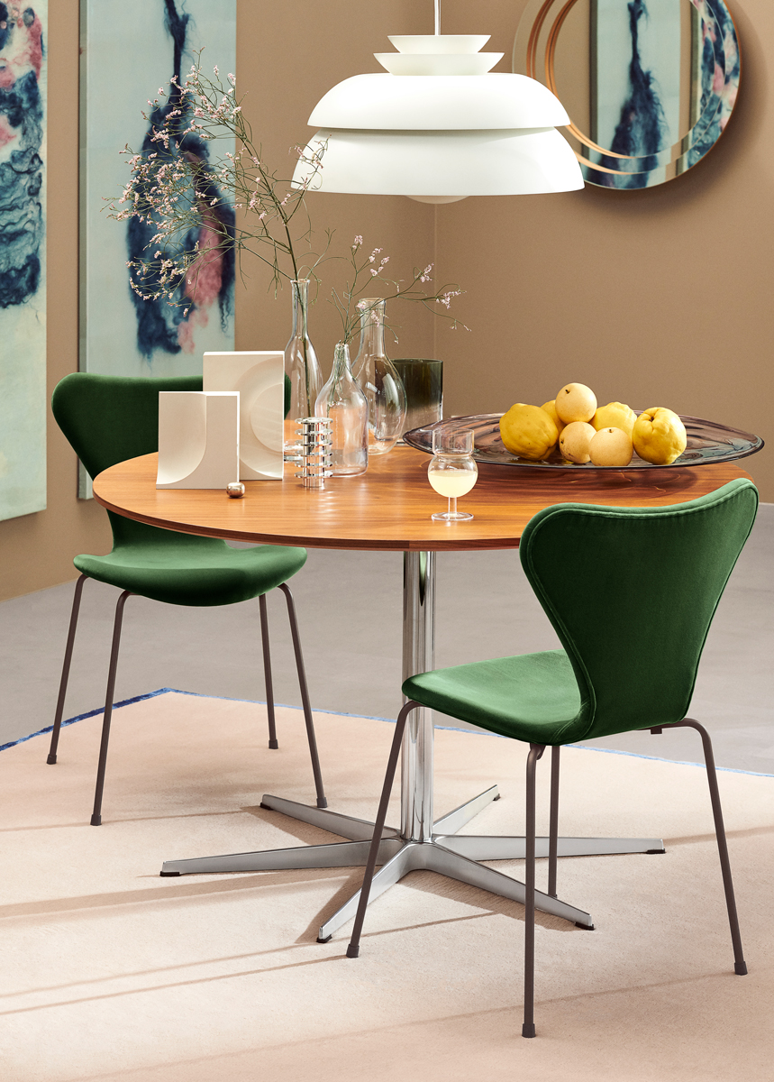 De Fritz Hansen Vlinderstoel is ook met stijlvolle leren bekleding of chique velvet stoffering verkrijgbaar in allerlei kleuren. 