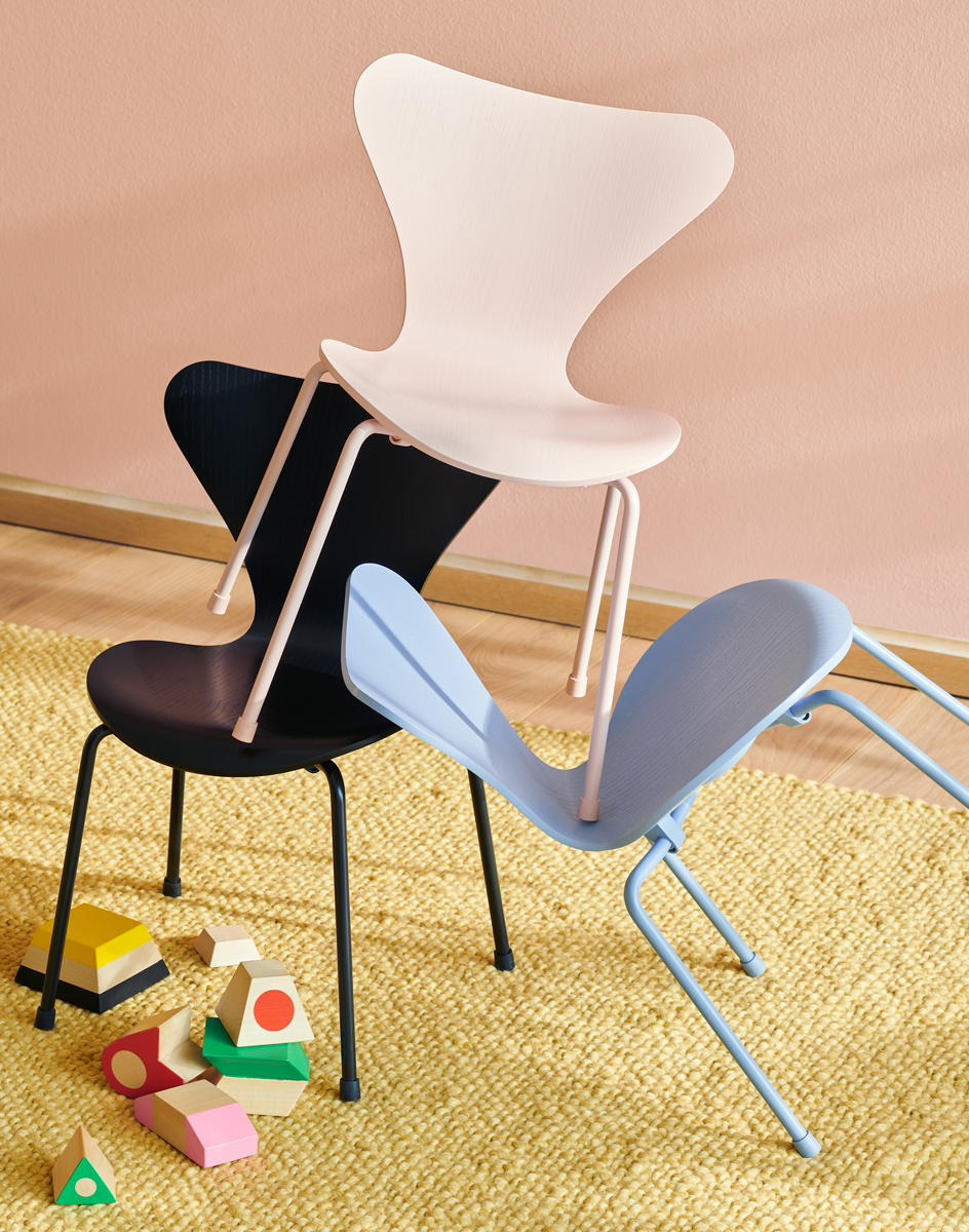 De Fritz Hansen Series 7 stoel is ook uitgebracht als kinderstoel in bijpassende kleuren lichtroze en babyblauw. Een leuk meubel voor op de kinderkamer!