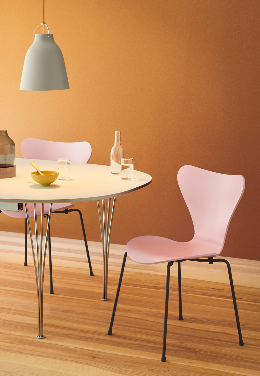 Mix & match: de poten van de Series 7 Vlinderstoel kun je ook nog in allerlei kleuren krijgen, zoals deze roze eetkamerstoelen met mat zwarte poten.