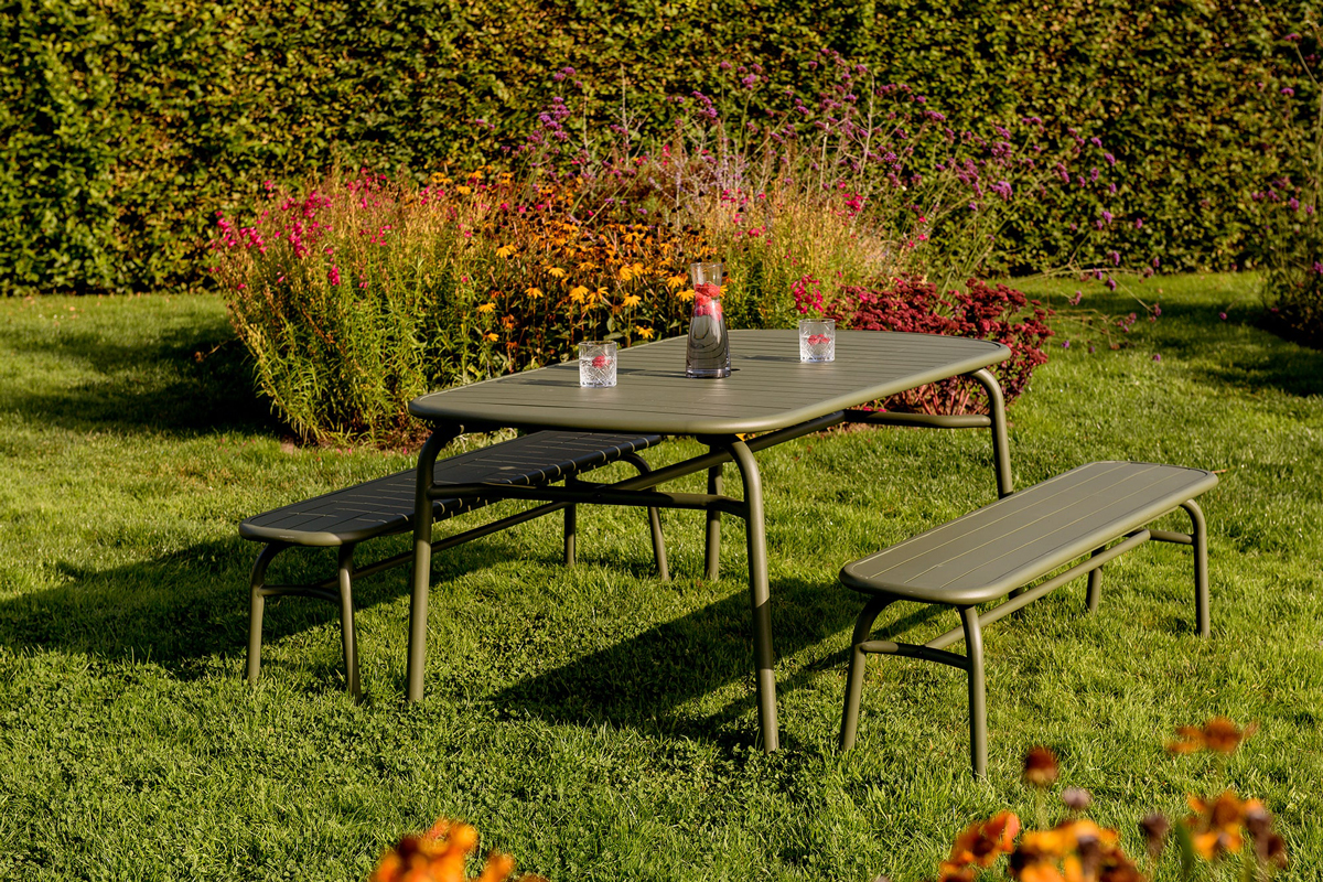 Deze strakke groene picknicktafel en picknickbanken zijn lichtgewicht en verplaats je daardoor gemakkelijk van de ene hoek naar de andere hoek van je tuin. 