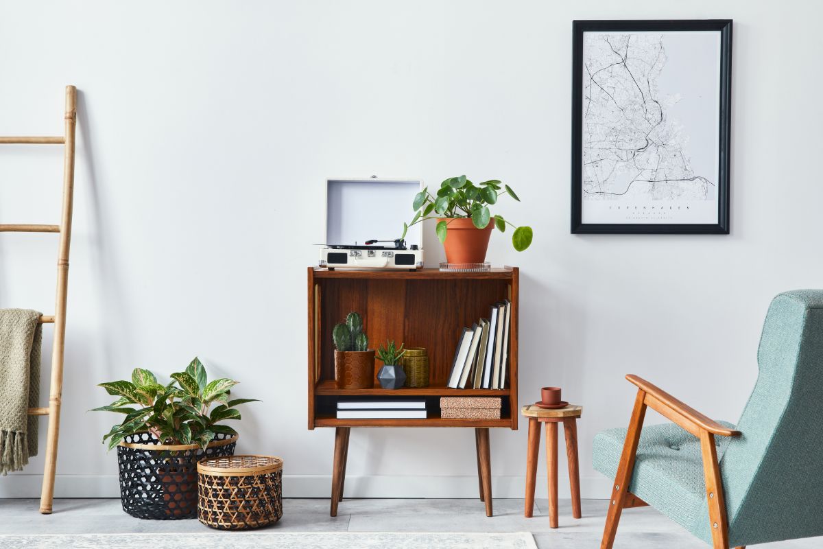 Bij retro meubels denken veel mensen aan donker hout, maar ook riet en andere materialen worden hiervoor veel gebruikt.