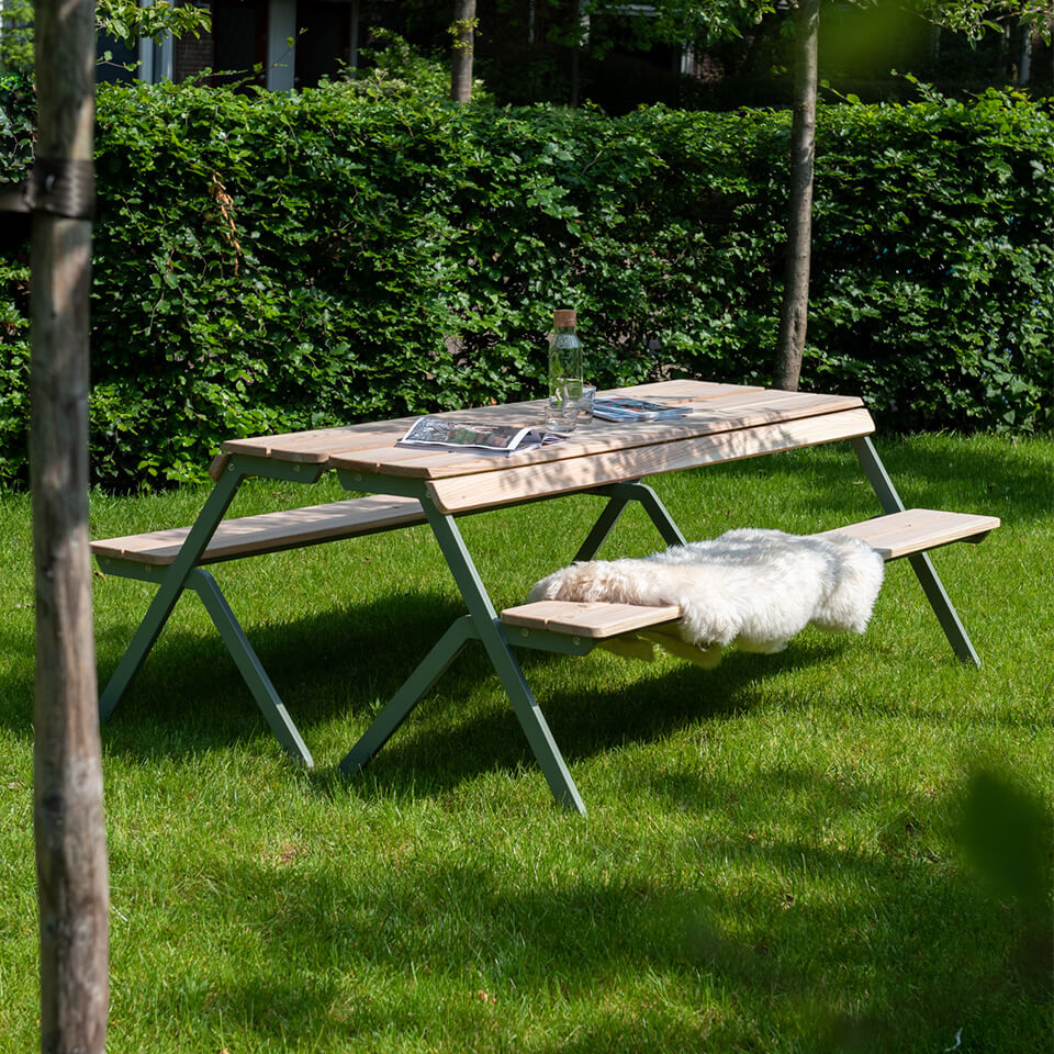 Maak van de tablebench een trendy picknicktafel. Het hout en het groene stalen frame passen helemaal bij de tuintrend van 2023 en 2022: Outdoor adventure.