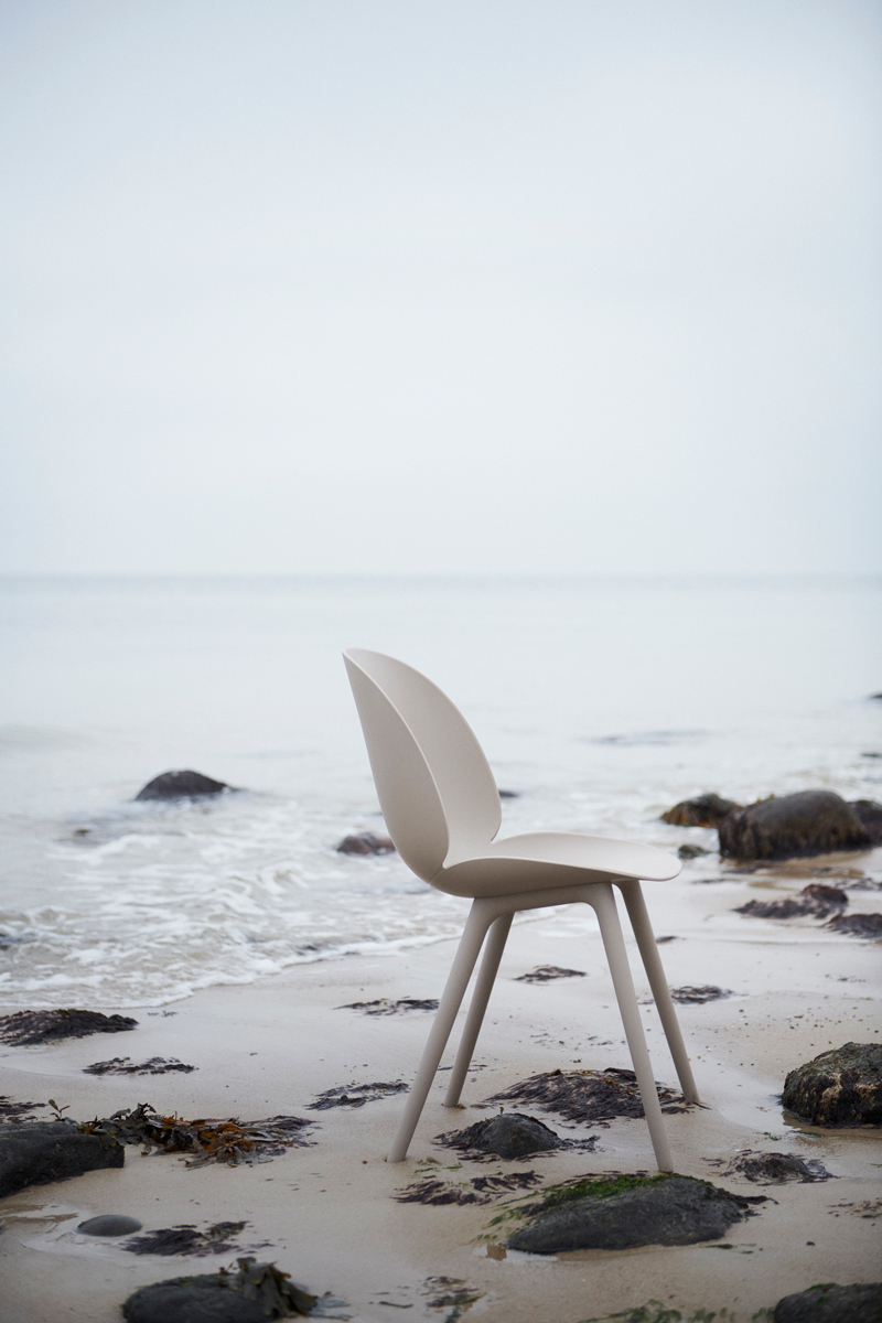 De sierlijke vormen van deze toffe stoel zijn geïnspireerd op de vormen van een kever. De stoel ziet er daardoor niet alleen mooi uit, maar zit ook nog eens erg lekker. 
