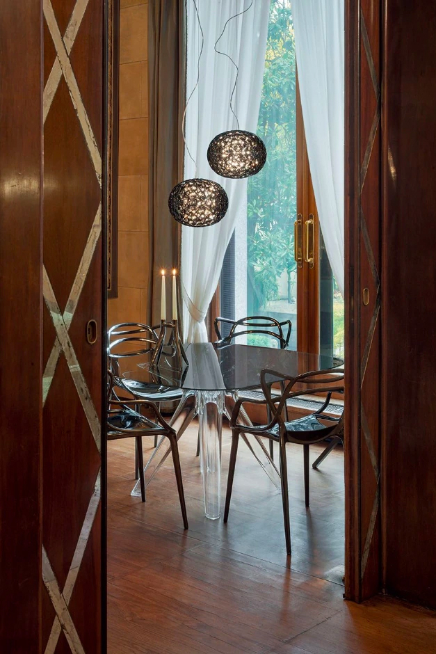 Een chique design met een luxueuze uitstraling, dankzij de sierlijke lijnen. De Masters stoelen van Kartell is een designstoel voor binnen en buiten. 
