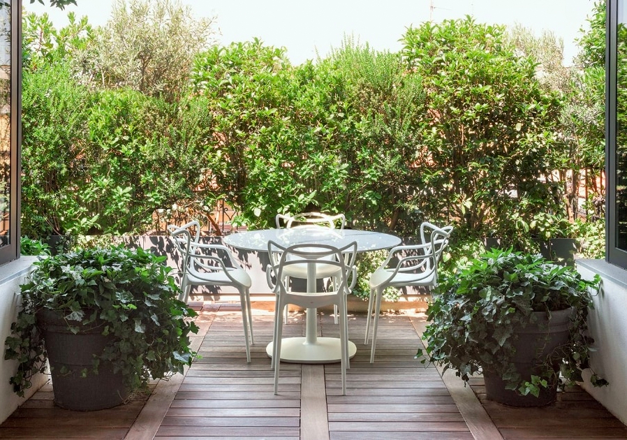 De Kartell Masters stoelen zijn bekroon met meerdere design awards en die mogen best in je tuin pronken.