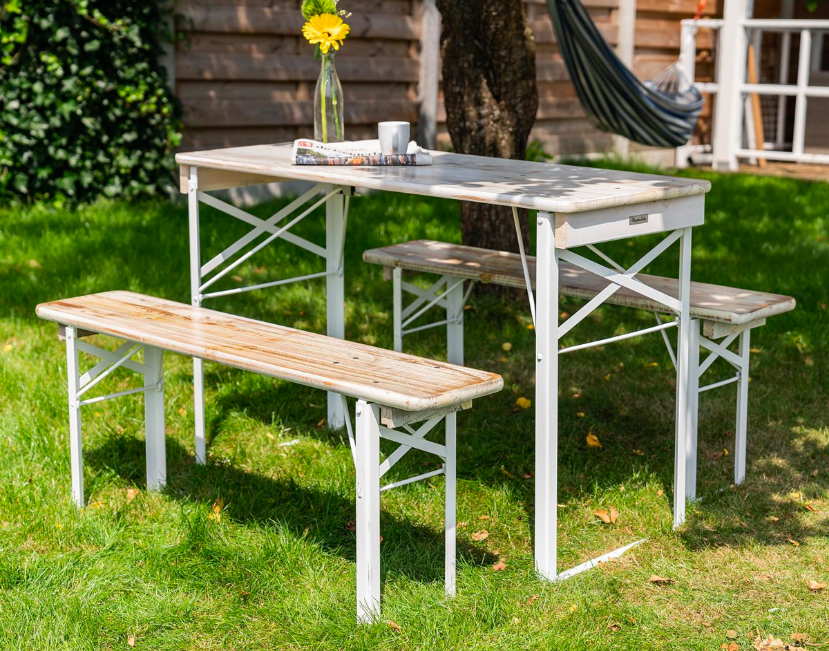 Deze compacte picknicktafel is inklapbaar en kun je daarom heel makkelijk verplaatsen of meenemen. Neem de inklapbare picknicktafel mee op je kampeervakantie of zet 'm in een schaduwrijk plekje in je tuin.